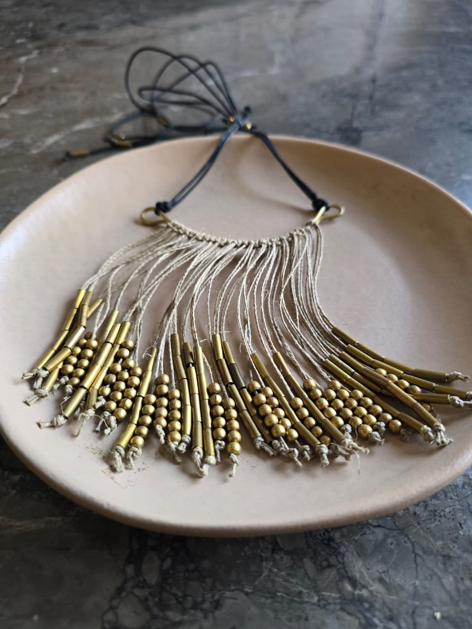 Bar necklace with jute thread
