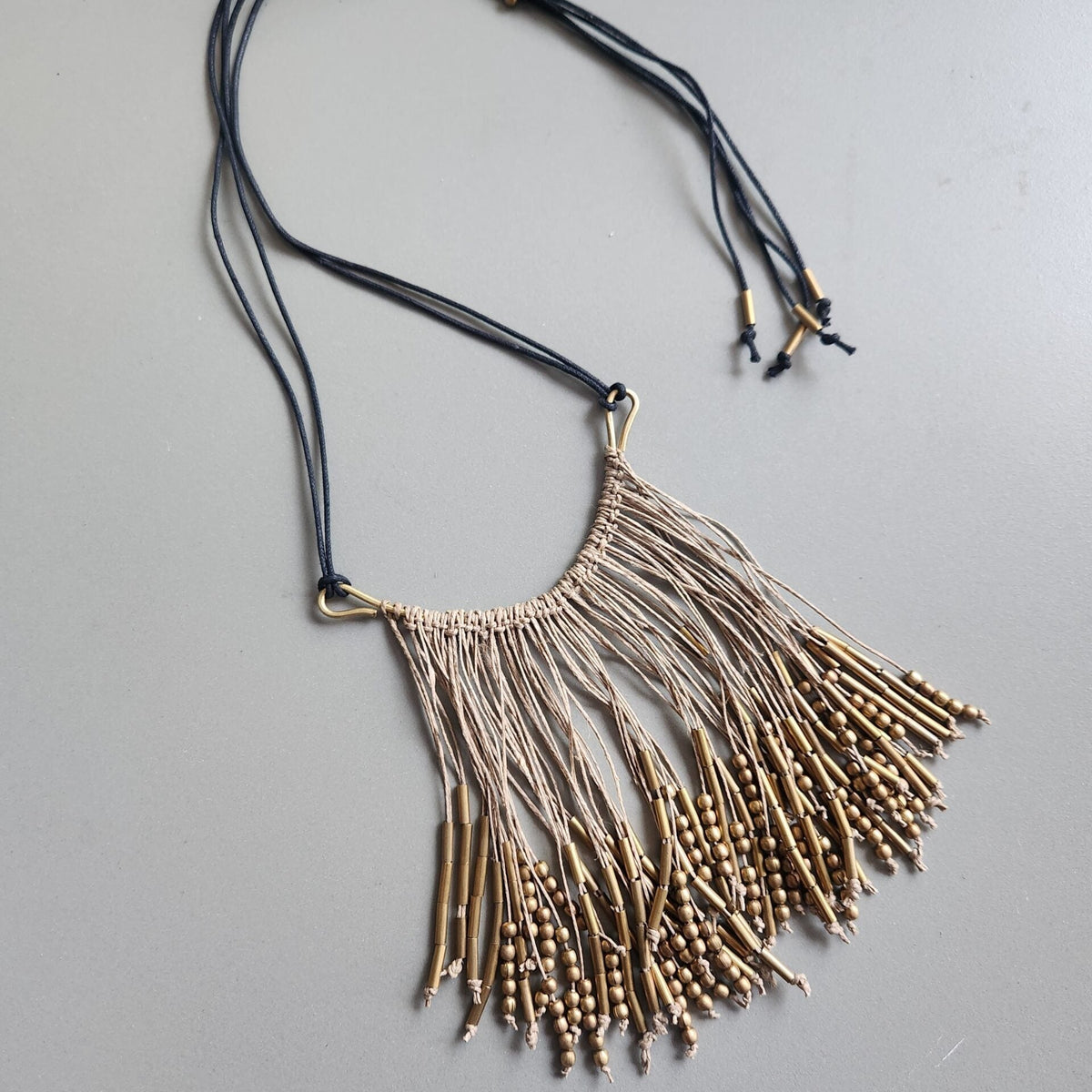 Bar necklace with jute thread