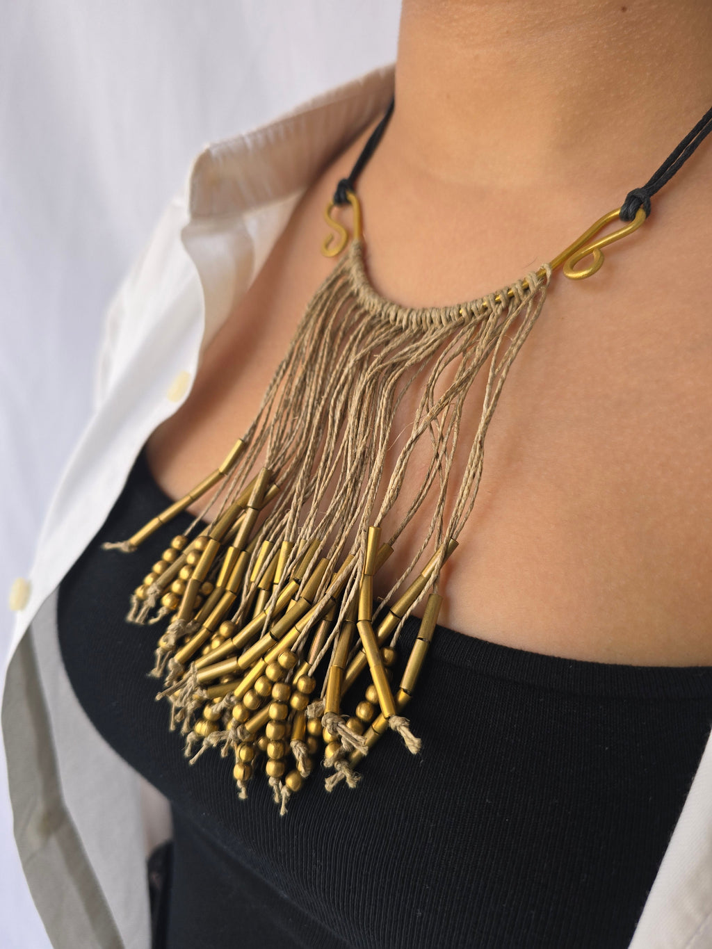 Bar necklace with jute thread