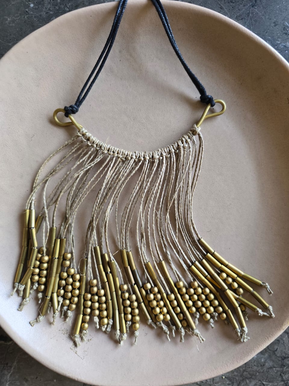 Bar necklace with jute thread