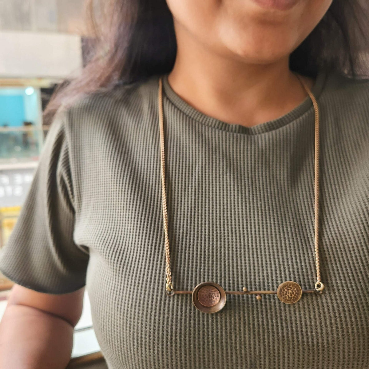 Bar necklace with dome and disc